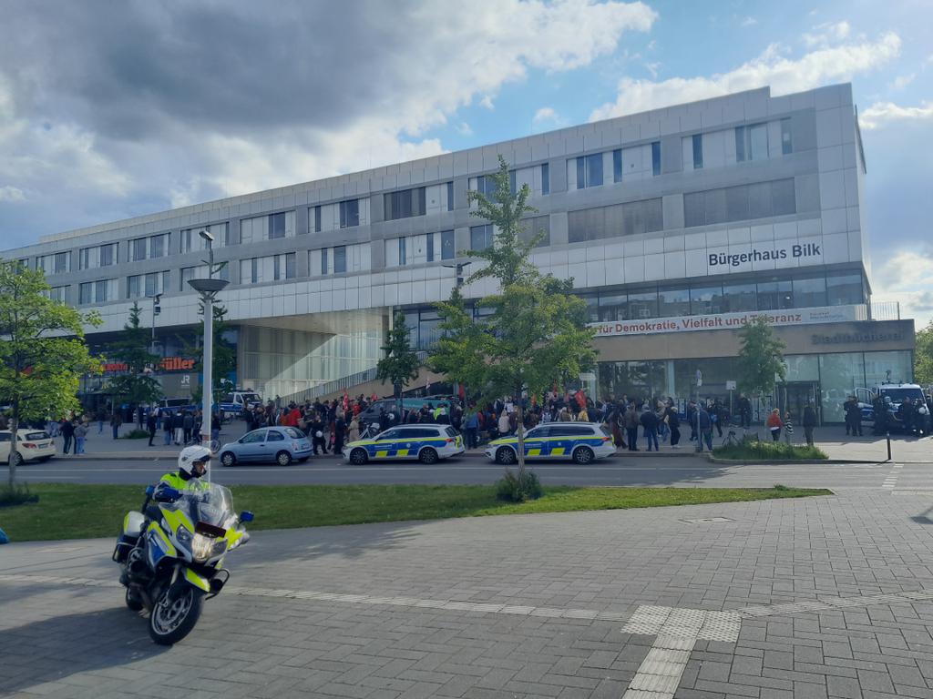 reclaimrosalux1's tweet photo. AfD-"Bürgerdialog" in #Düsseldorf-#Bilk, diesmal als "Stargast": Sebastian Münzenmaier. Kurzzeitig wurde es brenzlig, als UtopiaTV&amp;  Cassandra Sommer sich mitten in die Gegendemo stellten. Außerdem mit dabei: "Kein:e Journalist:in" Weichreite. #dus1805 https://t.co/EFaChKgAAx