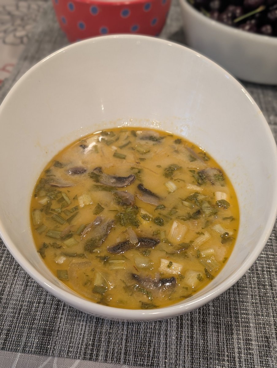 Phoenix0317's tweet photo. Spicy Thai Coconut Chicken Soup - Tom Kha Gai
#warmsoupbelly #tomkhagai #chefathome #myhappyplace #simplydelicious https://t.co/szjHUsCoNM