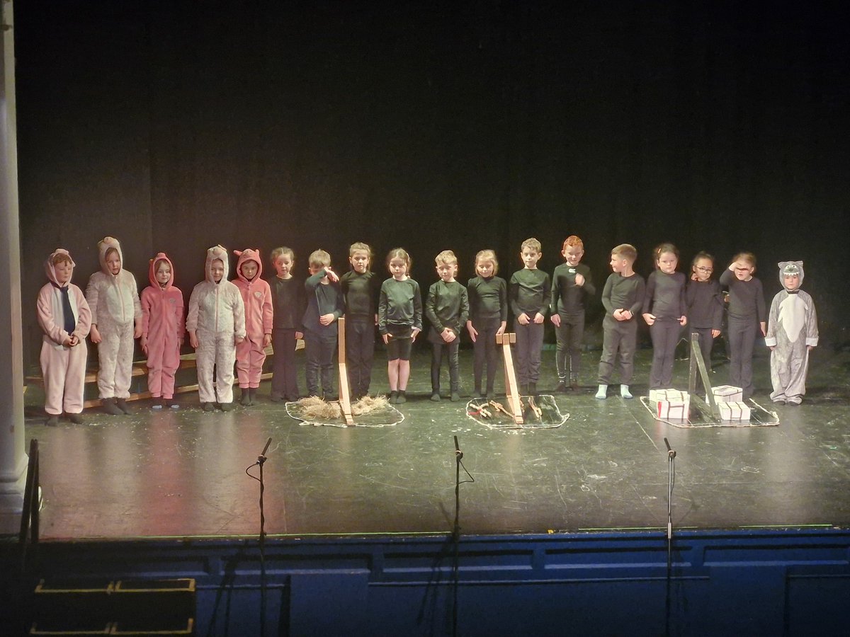 gmcinis's tweet photo. Buiochas le Finn, Mena agus Ben as rang Aoife a bhailigh an Corn don Ghaelscoil Drámaíochta is fearr sa tír dúinn an tseachtain seo caite ag searmanas i mBAC. Buiochas le @ForasnaGaeilge  @OirnaGaeilge https://t.co/9Au3zaz8Hn
