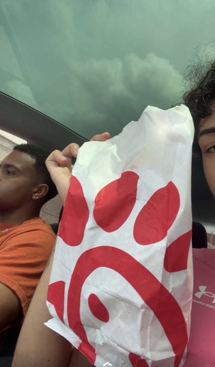 headsteilyist's tweet photo. Chris Cotter reveals he just got Chick-fil-A for the 8th time this week. @chrispoohh https://t.co/XpCXhQ5rHU
