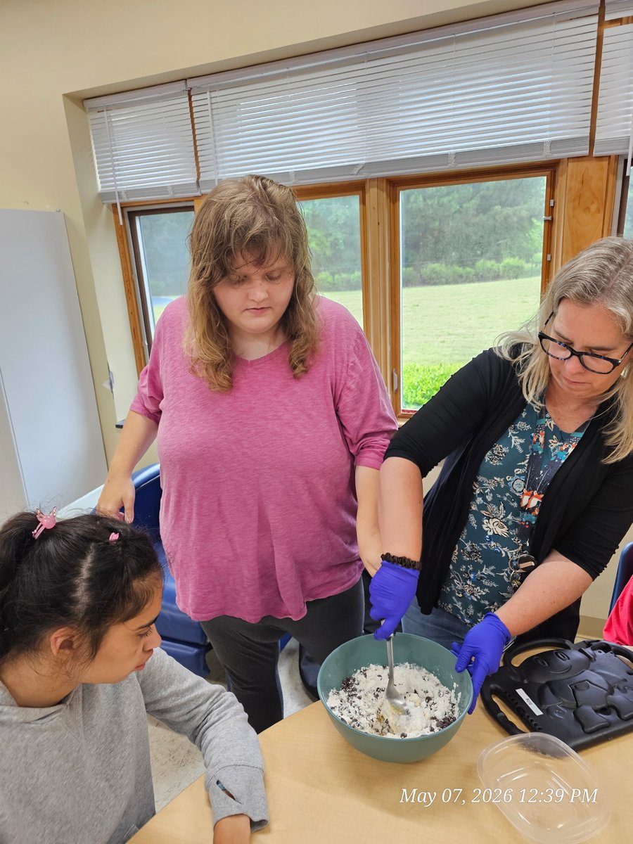 WolfeSchoolNC's tweet photo. Learning about Route 66 + making car bars = the perfect lesson! 🚗🍫 Ms. Kendra’s class had a blast! @ucpsnc @aghoulihan https://t.co/Aw4eEtAEQi