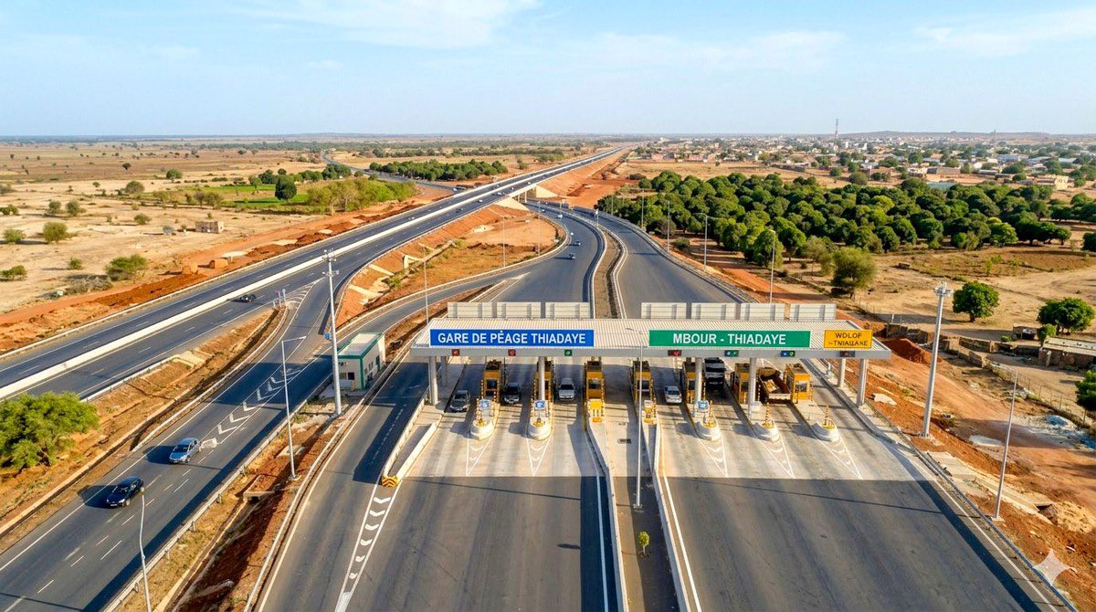 LayeSeckSeckFCB's tweet photo. ‼️ Ouverture du  tronçon THIADIAYE-KAOLACK de l'autoroute à péage Mbour-Fatick-Kaolack, afin de faciliter le déplacement des personnes et des biens durant la période de la Tabaski.

🇸🇳❤️🛣️ https://t.co/OTjhZ52MM0