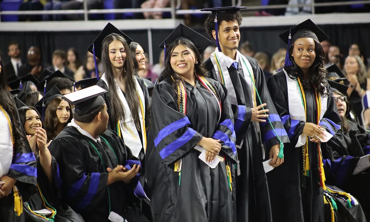 LHEarlyCollege's tweet photo. HUGE congratulations to this group of SIXTY-TWO LaVergne High School seniors for earning not only a high school diploma, but also their ASSOCIATE DEGREE from Motlow State Community College @MotlowState @MTSU @SBEd_TN @rucoschools @TNHigherEd @CollegeSystemTN https://t.co/DYhXeU5skN