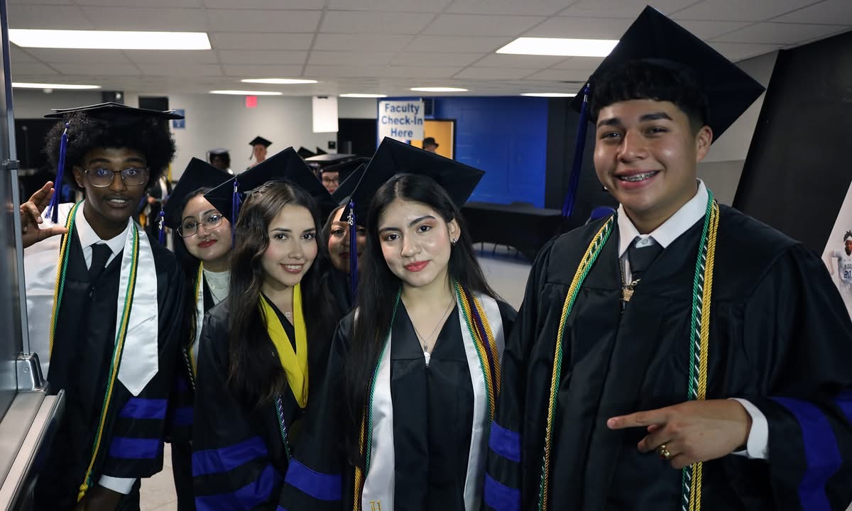 LHEarlyCollege's tweet photo. HUGE congratulations to this group of SIXTY-TWO LaVergne High School seniors for earning not only a high school diploma, but also their ASSOCIATE DEGREE from Motlow State Community College @MotlowState @MTSU @SBEd_TN @rucoschools @TNHigherEd @CollegeSystemTN https://t.co/DYhXeU5skN