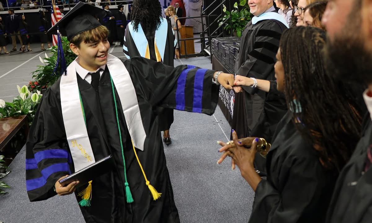LHEarlyCollege's tweet photo. HUGE congratulations to this group of SIXTY-TWO LaVergne High School seniors for earning not only a high school diploma, but also their ASSOCIATE DEGREE from Motlow State Community College @MotlowState @MTSU @SBEd_TN @rucoschools @TNHigherEd @CollegeSystemTN https://t.co/DYhXeU5skN