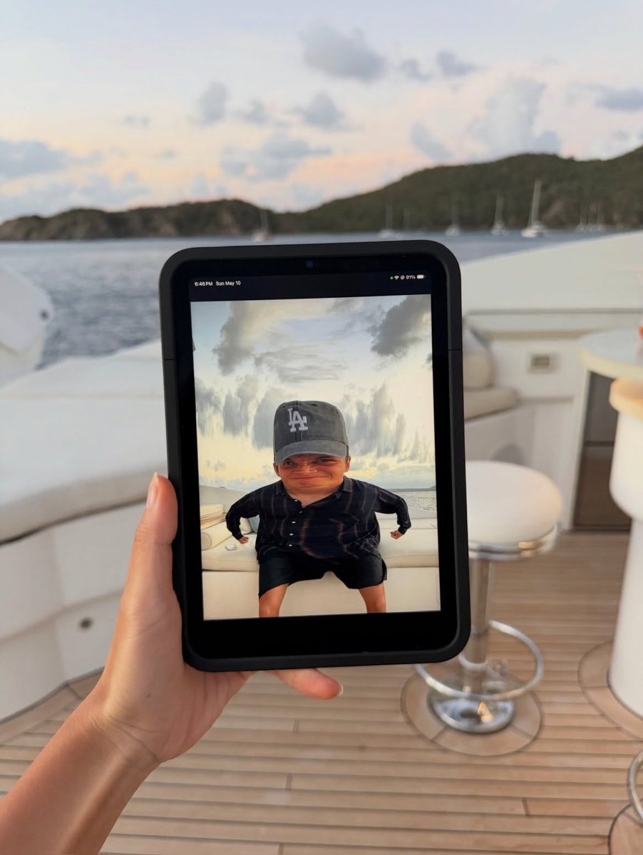 leclercize's tweet photo. ipad kid final boss https://t.co/s8GAmeu4v0