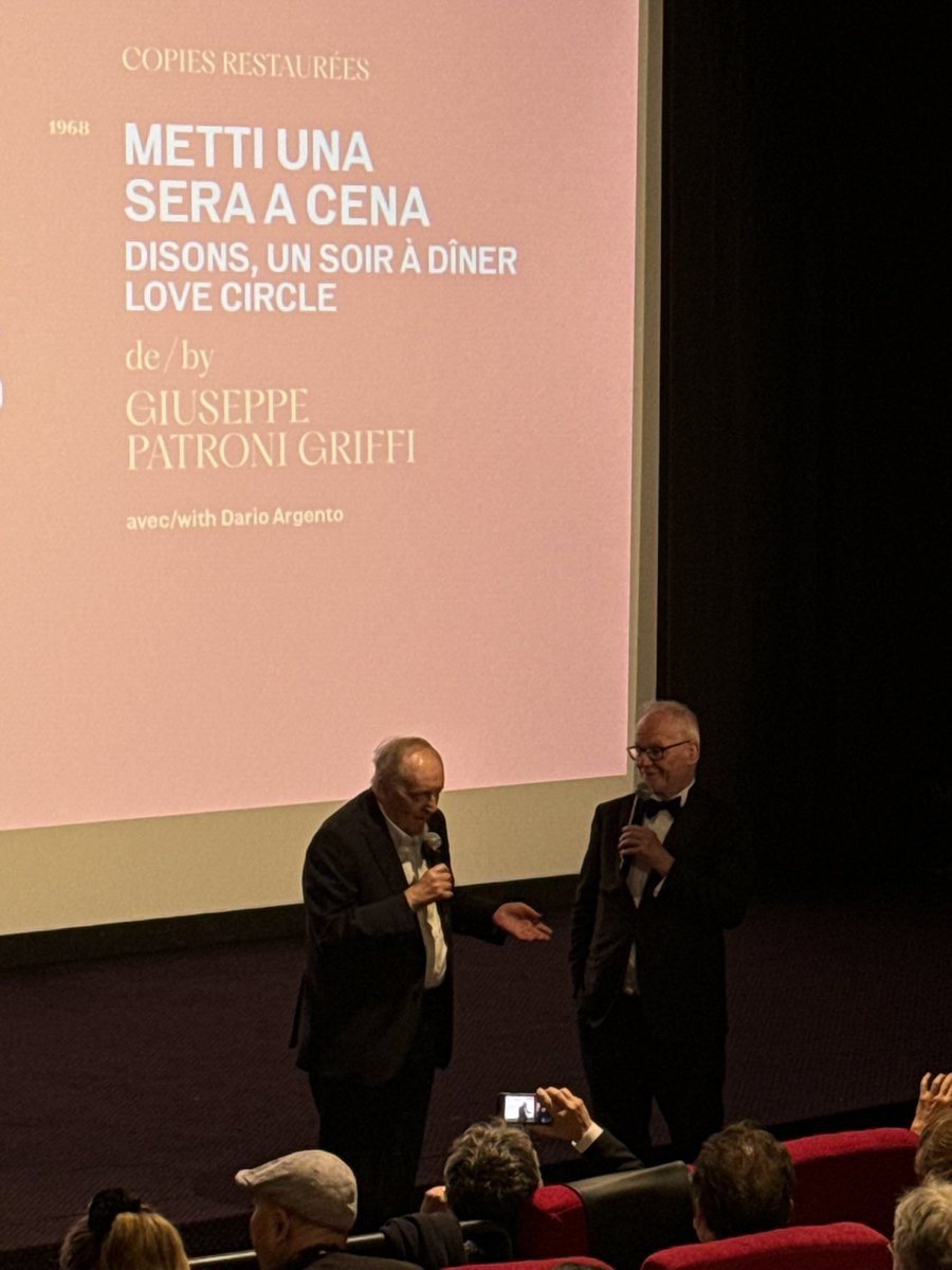 josiasteofilo's tweet photo. Dario Argento está aqui apresentando a sessão do filme Cena para amantes na Sale Buñues no Festival de Cannes. Que alegria participar de uma sessão com o mestre!!! https://t.co/UbzM4jvevM