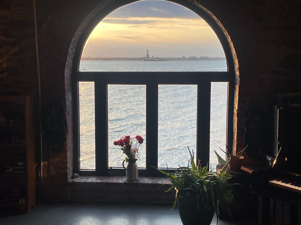 AnneFizzard's tweet photo. On Sat. evening, pianist and artist @jadedoskow performed a lovely program of works by Philip Glass, Chopin, and Bach.  It was "inspired by the ethereality of the Red Hook waterscape - a sense of beauty, space and breath."  Harbor Studios is beautiful indeed. 
#Piano #NYHarbor https://t.co/i4WfpfHkIB