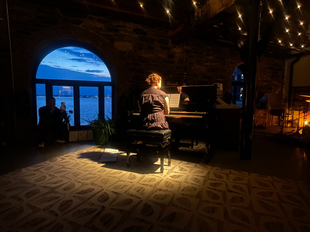 AnneFizzard's tweet photo. On Sat. evening, pianist and artist @jadedoskow performed a lovely program of works by Philip Glass, Chopin, and Bach.  It was "inspired by the ethereality of the Red Hook waterscape - a sense of beauty, space and breath."  Harbor Studios is beautiful indeed. 
#Piano #NYHarbor https://t.co/i4WfpfHkIB
