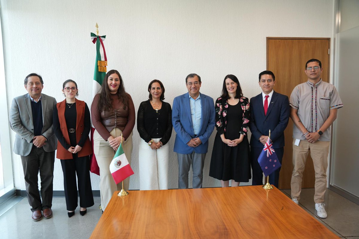 SENER_mx's tweet photo. El Subsecretario de Planeación y Transición Energética sostuvo una reunión con la Embajadora de Nueva Zelanda en México, Sra. Sarah Ireland, para establecer líneas de trabajo conjuntas en materia energética 🇲🇽🇳🇿.

Durante el encuentro se dialogó sobre cooperación en energías limpias, geotermia, justicia energética e innovación tecnológica, con el objetivo de fortalecer la transición energética y el desarrollo sostenible. @NZinMexico.