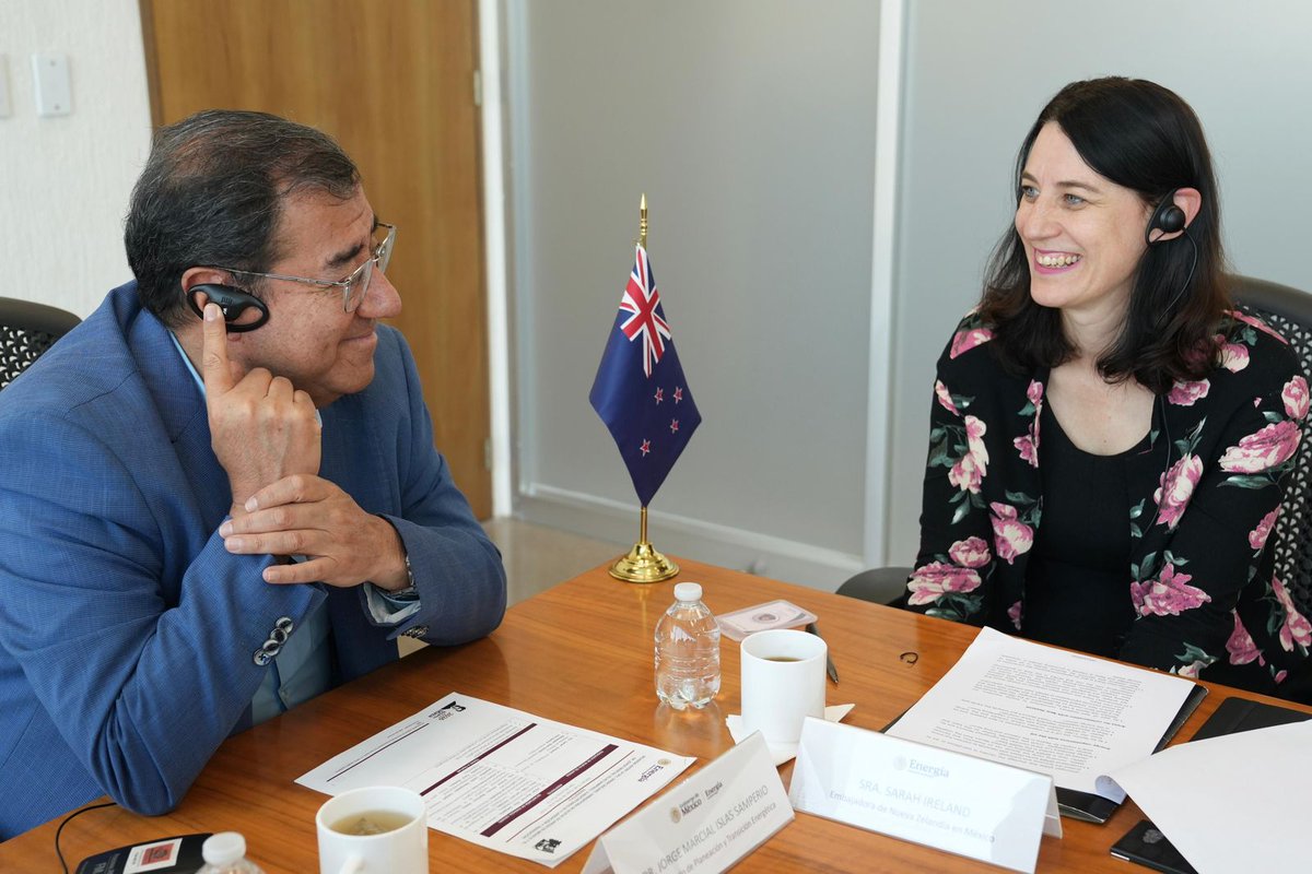 SENER_mx's tweet photo. El Subsecretario de Planeación y Transición Energética sostuvo una reunión con la Embajadora de Nueva Zelanda en México, Sra. Sarah Ireland, para establecer líneas de trabajo conjuntas en materia energética 🇲🇽🇳🇿.

Durante el encuentro se dialogó sobre cooperación en energías limpias, geotermia, justicia energética e innovación tecnológica, con el objetivo de fortalecer la transición energética y el desarrollo sostenible. @NZinMexico.