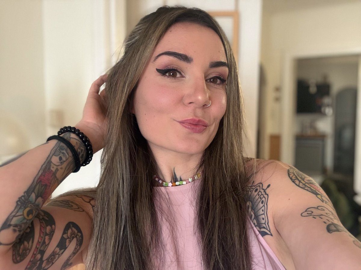 spring MILF 🌸 tweet media