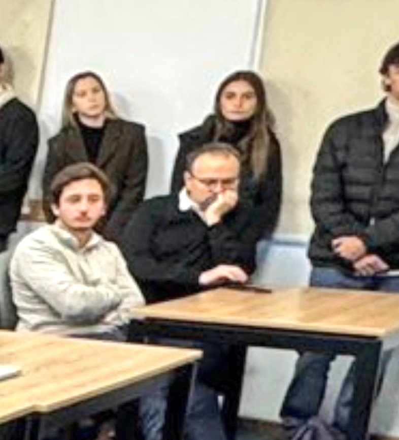 camilalomonaco's tweet photo. Che @Santiago_Oria, hacé zoom a tus propias fotos porque si yo fuera tu jefe te rajo ya. Estos pibes están pagando una cuota de $1.750.000 por mes en UdeSA buscando excelencia académica. No garpan casi dos palos para que los uses de extras involuntarios en un spot partidario de cuarta. Qué carajo hace @lilialemoine parada ahí atrás controlando a los pibes como si fuera la Federal? Es una Diputada Nacional, no tiene nada que hacer ahí. Es una falta de respeto total y una amenaza implícita: los está vigilando para que se queden quietos y no se muevan. Patético y desubicado. El lenguaje corporal de las fotos es letal. Tenés pibes poniéndose la mano en la jeta para taparse de tu cámara. Saben que este escrache gratuito los quema. Quedan marcados de por vida como 'el boludo que fue a escuchar a Milei'. Condenados socialmente: después de esta foto, no cogen nunca más.  Mirá al resto. El pibe del mate ya se desconectó, soportando el bodrio en modo ahorro de energía. Y los que están con la computadora o el celular están jugando al Roblox o viendo porno. No hay ni un solo teclado sonando, nadie está tomando una sola nota.
Quisiste armar una épica de la nada y terminaste documentando el hartazgo de pibes estafados y vigilados por una diputada, con unas caras de orto insalvables. Es cine. 🚬🍿