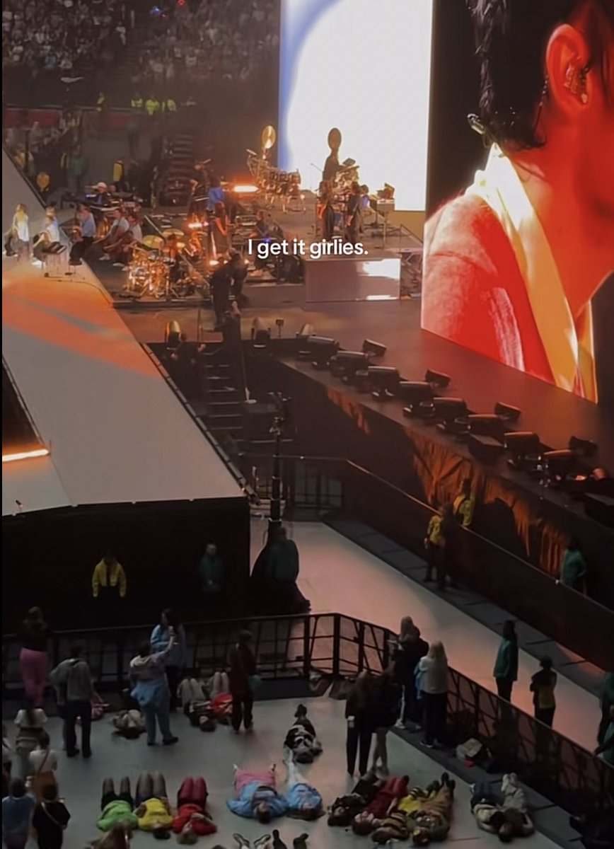 cryeyesviolet_'s tweet photo. harry’s barricade help https://t.co/OZeR2bZqjA