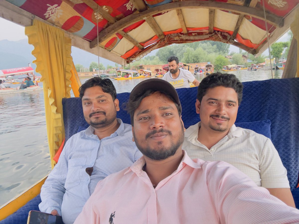 PavanSinghalPa1's tweet photo. श्री नगर जम्मू कश्मीर डल झील https://t.co/0VUyS21Ids