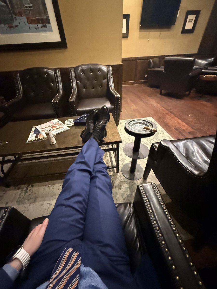 Execcash22's tweet photo. Respect the Heirachy
Bosses kick their feet up
Bosses smoke fine cigars
Bosses wear custom suits
Bosses have polished shoes
Losers deserve nothing https://t.co/2yLFRO8BA3