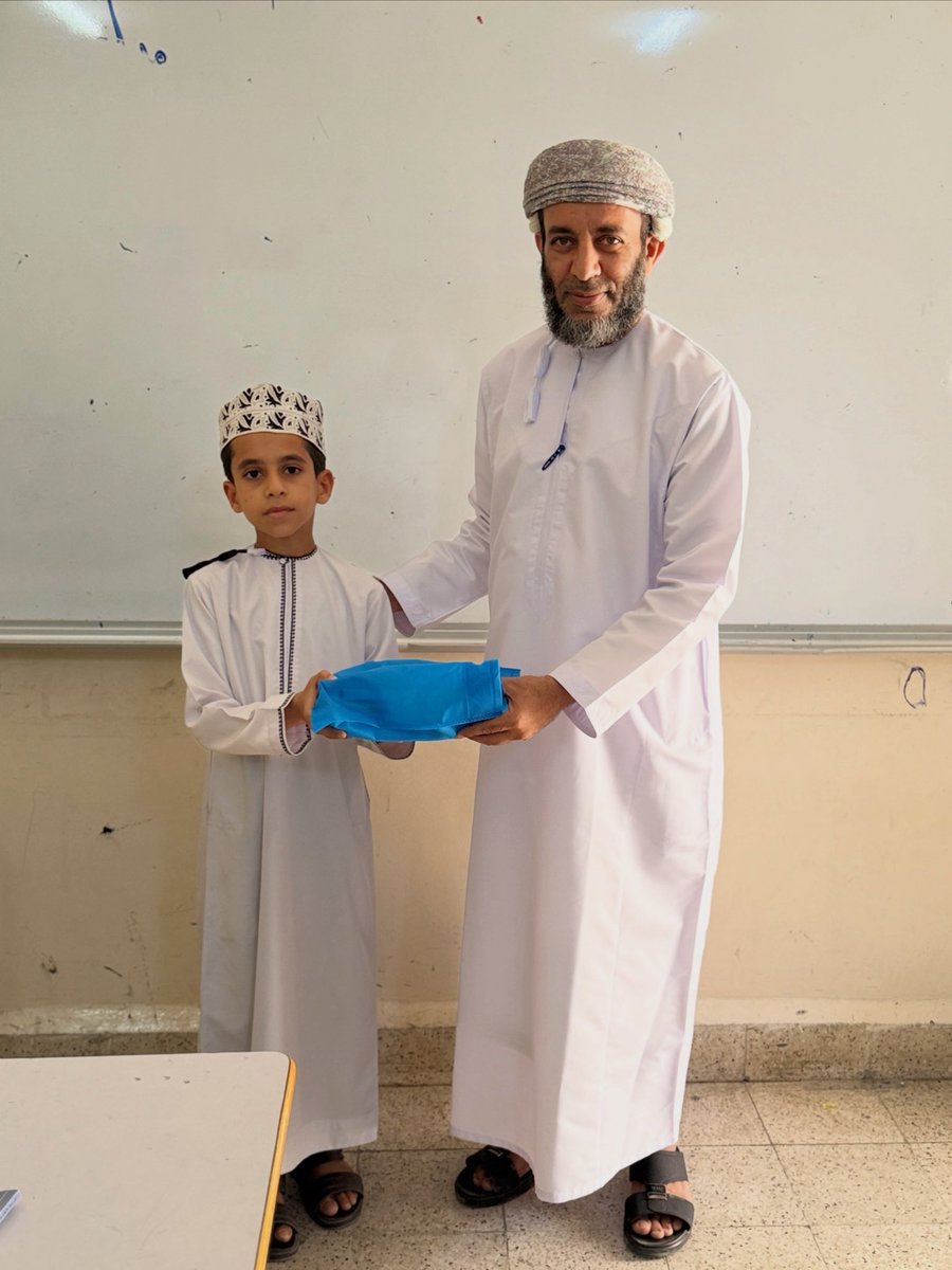 khalaf_school's tweet photo. كرم مدير المدرسة الأستاذ خالد الهنائي الطالب أيمن الشرياني المقيد بالصف خامس ٢ نظير تميزه سلوكيا وانضباطه وتحسن مستواه https://t.co/nAClKKWSNN