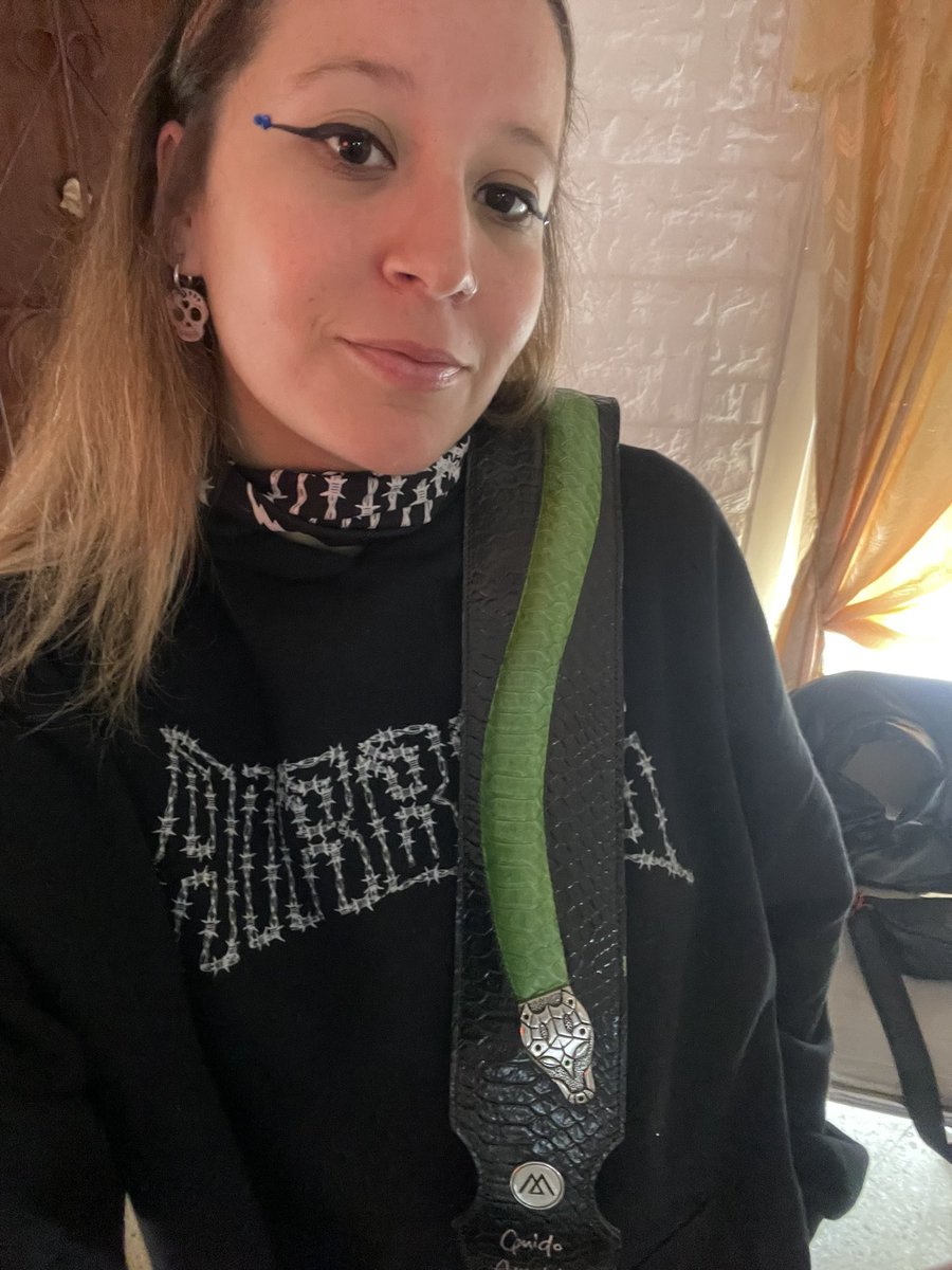 melsanabria's tweet photo. Escúchame una cosa @GuidoAIRBAG hace casi 1 año que tengo esto para vos y todavía no se me dio dártela, lo que te quedariaaaaa para reptiles no??? Nose, digo https://t.co/YwwVKYZ7SX