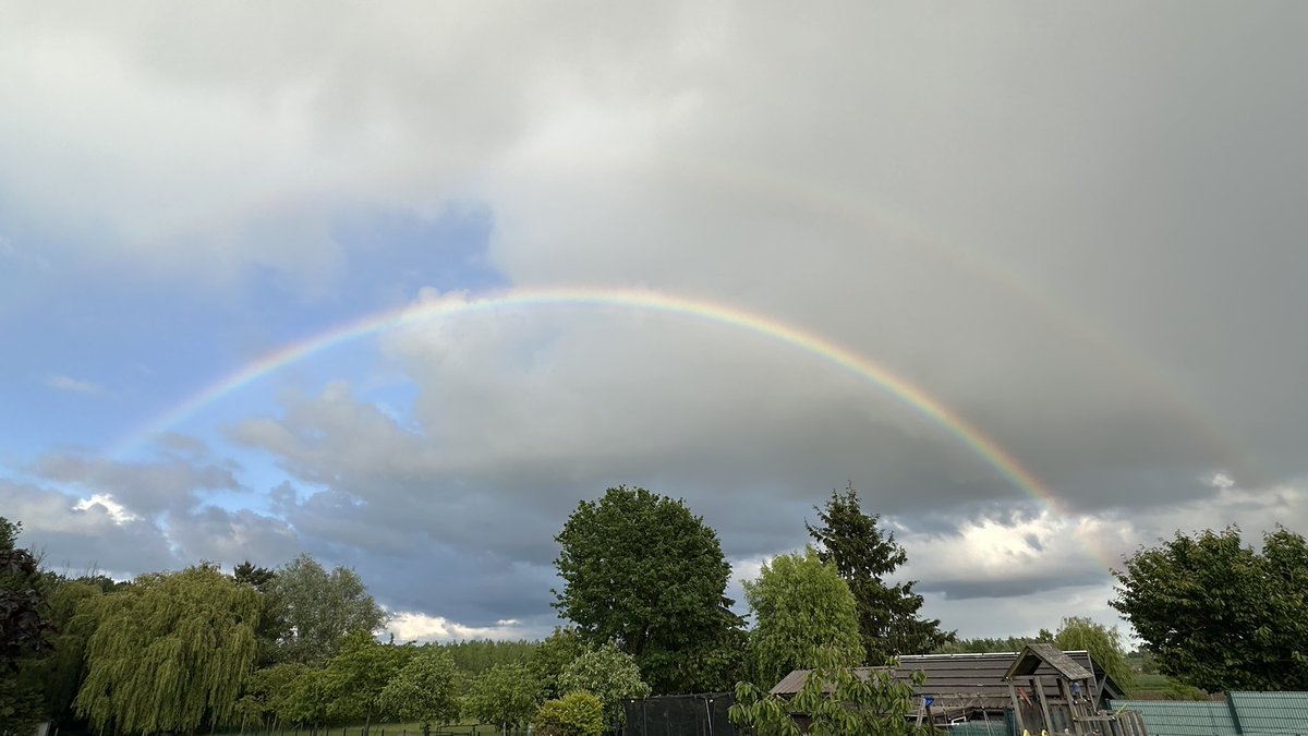HugoMathues's tweet photo. Na onweer en hagel in de namiddag verschijnt er nu nog een dubbele regenboog. https://t.co/4XJGBvPzCd