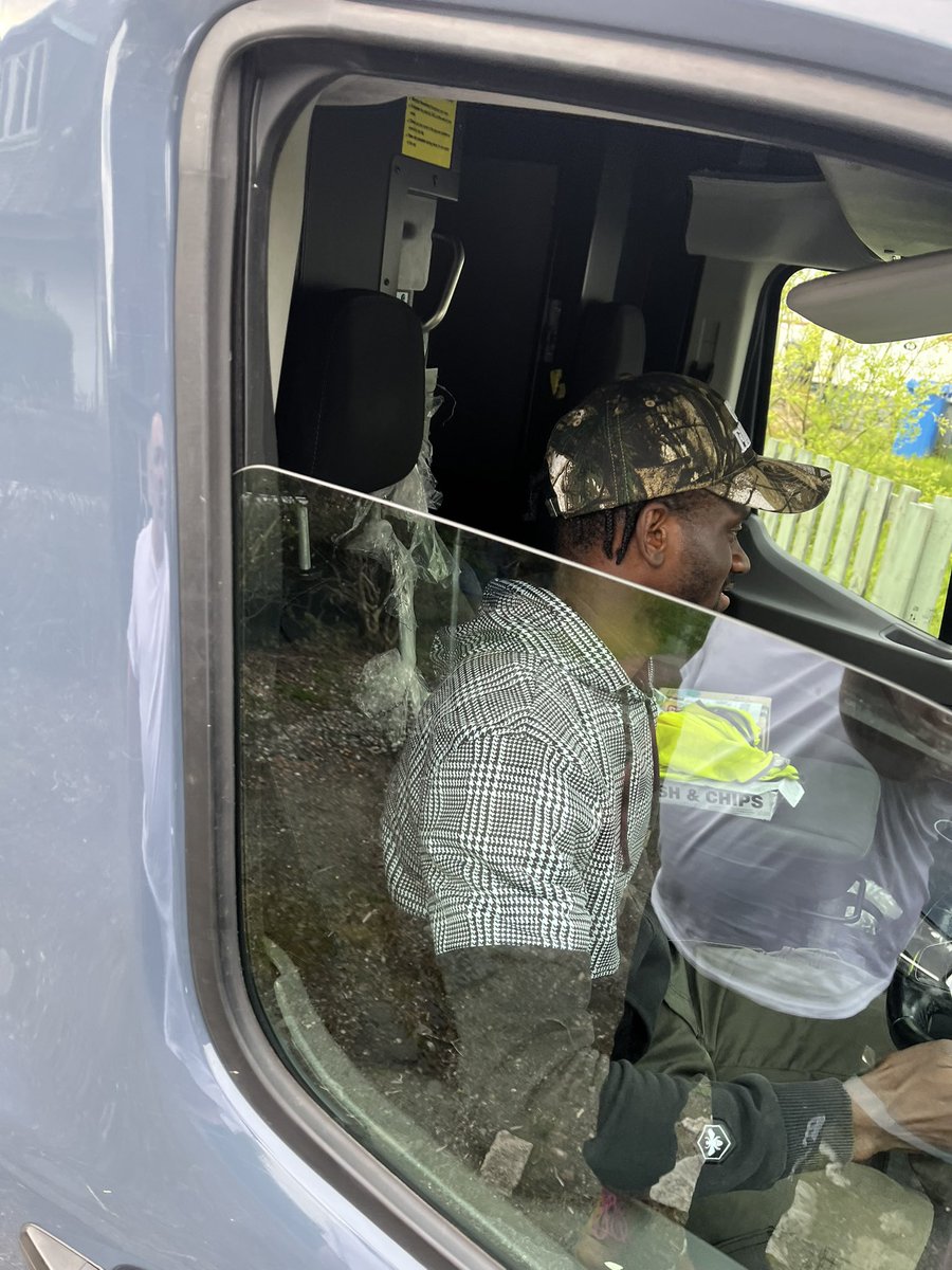 ips1978's tweet photo. @AmazonHelp absolute abysmal delivery driver. Blasted his horn behind me as I’m walking with my dogs. First time there was no pavement. Twice reverses into wire fence while trying to turn damage to OSF and fence. Drives off without acknowledging his RTC or leaving details https://t.co/yyK2WCSmFO