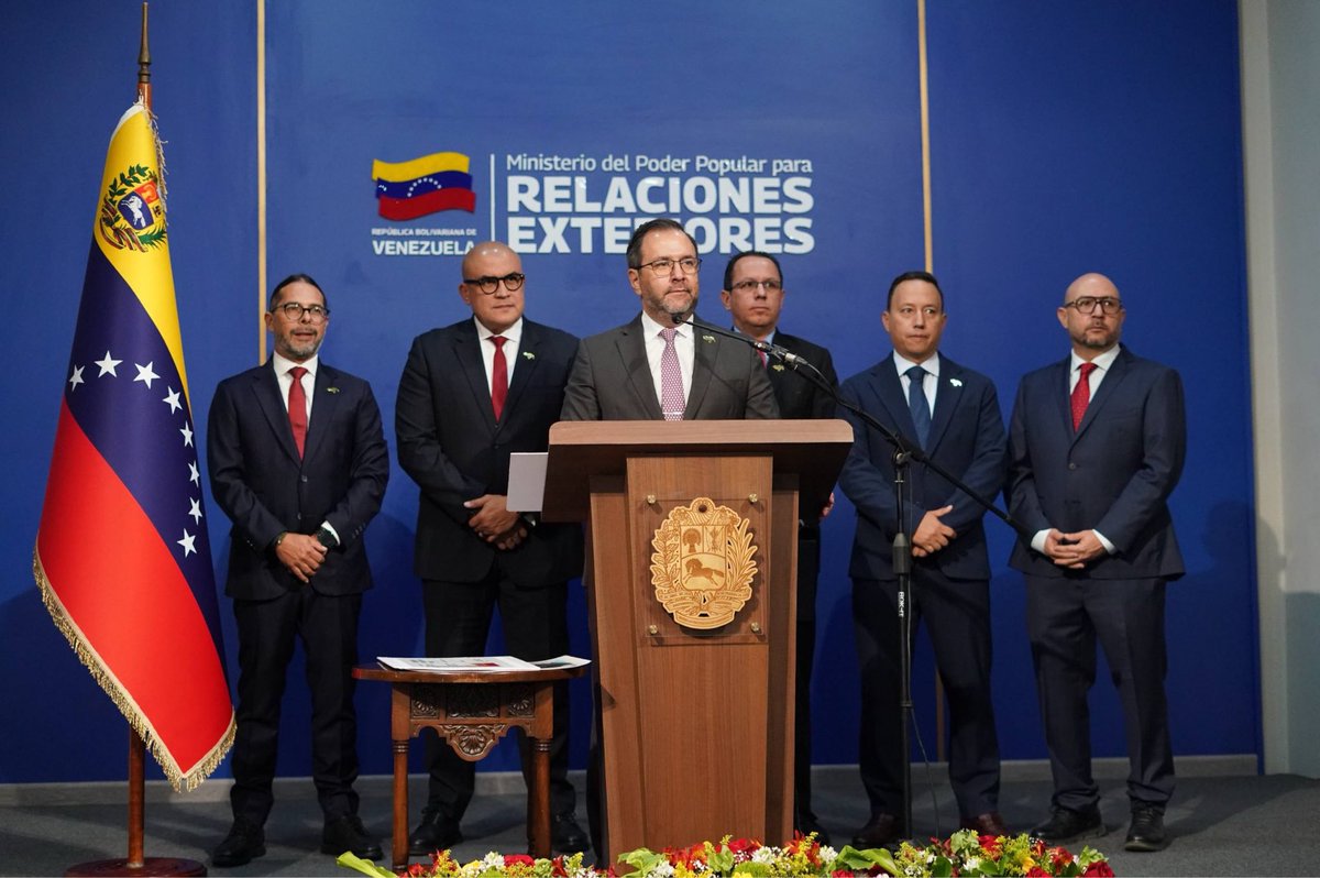 PDVSA's tweet photo. El Estado venezolano exigió este lunes al Gobierno de Trinidad y Tobago responsabilidad y cumplimiento de los convenios internacionales ante el derrame de hidrocarburos que ha afectado más de 1600 km2 de su territorio, poniendo en riesgo ecosistemas estratégicos. https://t.co/GpAz0C1zA9