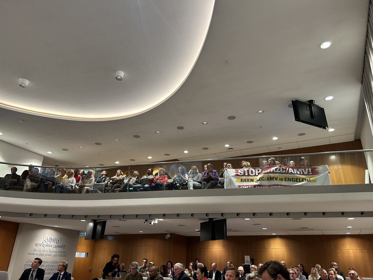 AWJAvanHattem's tweet photo. Volle publieke tribune in stadhuis Den Bosch met insprekers over AMV-asielopvang #Engelen. Moeten van voorzitter M. Kagie helaas spandoeken verwijderen, maar signaal is duidelijk: #GEENAMV!

Kom donderdag demonstreren in Engelen TEGEN de AMV-opvang met @geertwilderspvv #PVV https://t.co/Joa5UHvNy1