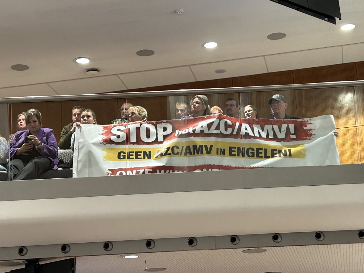 AWJAvanHattem's tweet photo. Volle publieke tribune in stadhuis Den Bosch met insprekers over AMV-asielopvang #Engelen. Moeten van voorzitter M. Kagie helaas spandoeken verwijderen, maar signaal is duidelijk: #GEENAMV!

Kom donderdag demonstreren in Engelen TEGEN de AMV-opvang met @geertwilderspvv #PVV https://t.co/Joa5UHvNy1