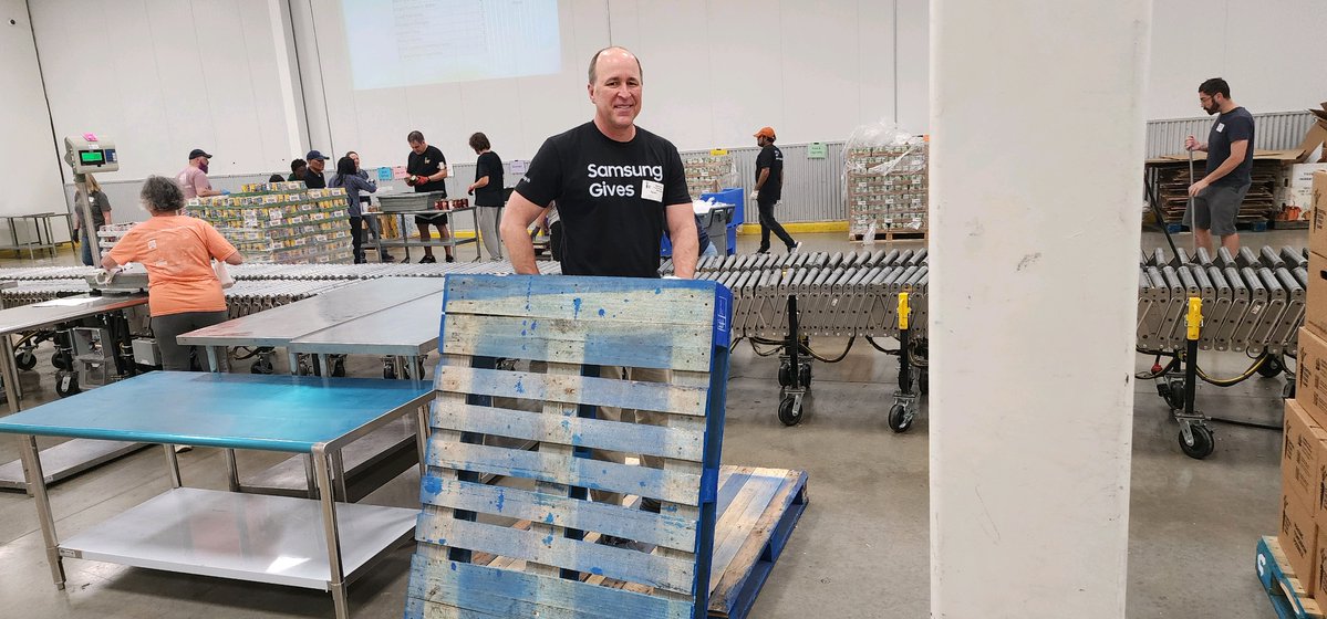 SamsungAustin's tweet photo. #MondayMotivation: Our Customer Quality team used their Volunteer Time Off to help @CTXFoodBank. They helped sort and pack food for families in need. Thank you to everyone who volunteered and gave back! #WeChipIn
Learn more about our volunteer time off: https://t.co/o5h3jFCeLA https://t.co/KRuU5QMmvv