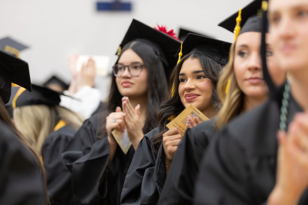 LHEarlyCollege's tweet photo. A HUGE congratulations to this group of SIXTY-TWO LaVergne High School seniors for earning not only a high school diploma, but also their ASSOCIATE DEGREE from Motlow State Community College
@MotlowState @MTSU @SBEd_TN 
@rucoschools @TNHigherEd @CollegeSystemTN https://t.co/nAHDR8n1JY