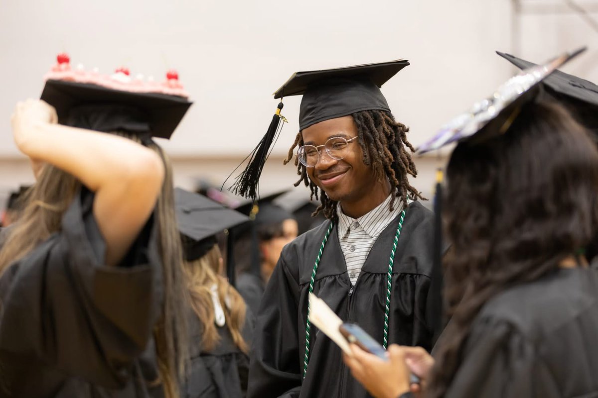 LHEarlyCollege's tweet photo. A HUGE congratulations to this group of SIXTY-TWO LaVergne High School seniors for earning not only a high school diploma, but also their ASSOCIATE DEGREE from Motlow State Community College
@MotlowState @MTSU @SBEd_TN 
@rucoschools @TNHigherEd @CollegeSystemTN https://t.co/nAHDR8n1JY
