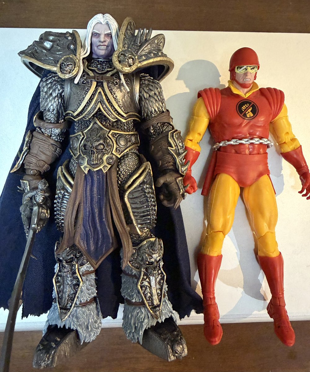 McFarlaneのDCマルチバースライン（7インチ）に比べて一回りは大きい