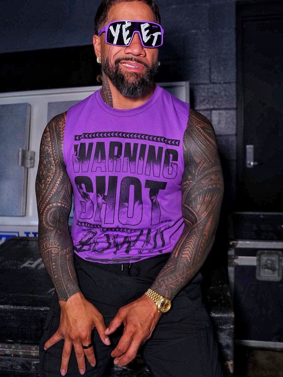 WWEJEY_USO's tweet photo. #wweraw
#UcesVlogEra
#KingVlog https://t.co/7uvnxBiUNh