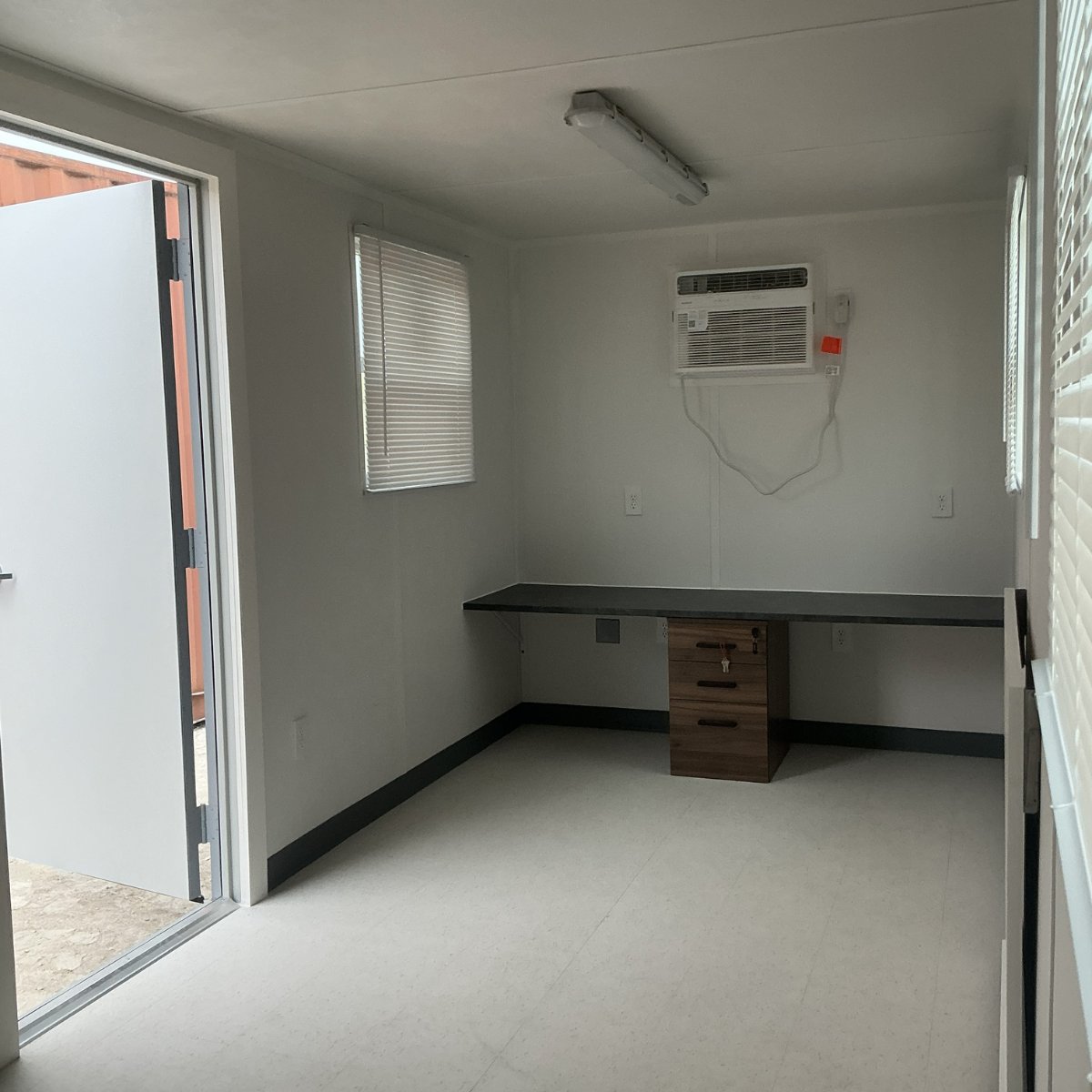 XcaliberSales's tweet photo. Customize your mobile office container with desks, shelving, climate control &amp; more! Perfect for project offices or jobsite command centers. Ready to design? 📞 https://t.co/WZmrWOmv4C #XCaliberContainer #MobileOffice #CustomContainer #JobsiteSolutions https://t.co/VhsPxfGn2q