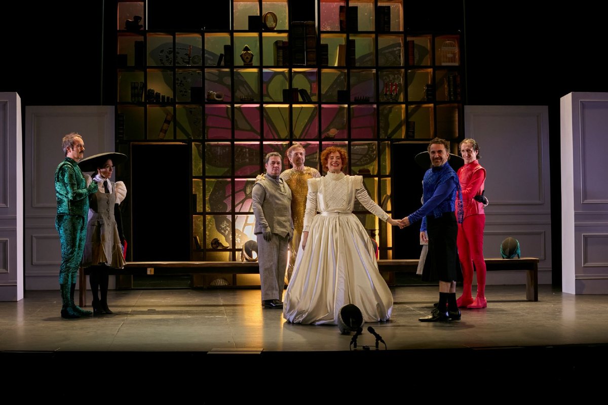 TEATROCLASICO's tweet photo. 🎭 ¡#LaVengadoraDeLasMujeres sigue en el #Clasico! 🤺 Todavía quedan entradas para disfrutar de esta ágil comedia sobre la lucha entre la libertad y el matrimonio.

🦋 El miercoles 20 de may. tendrá lugar un encuentro con el equipo artístico.

🎟️ Entradas: https://t.co/ksQ8ouEJsp https://t.co/dSqGg7GZOL
