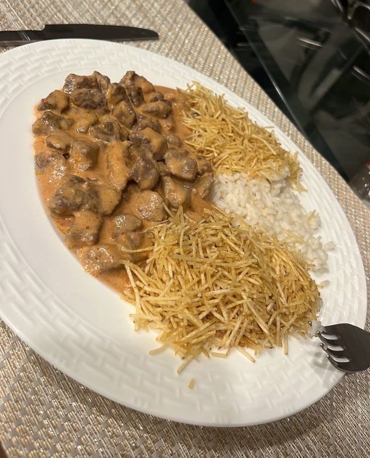 sigoapaixonei's tweet photo. vocês preferem strogonoff de frango ou de carne? https://t.co/s2ztNHBb7C