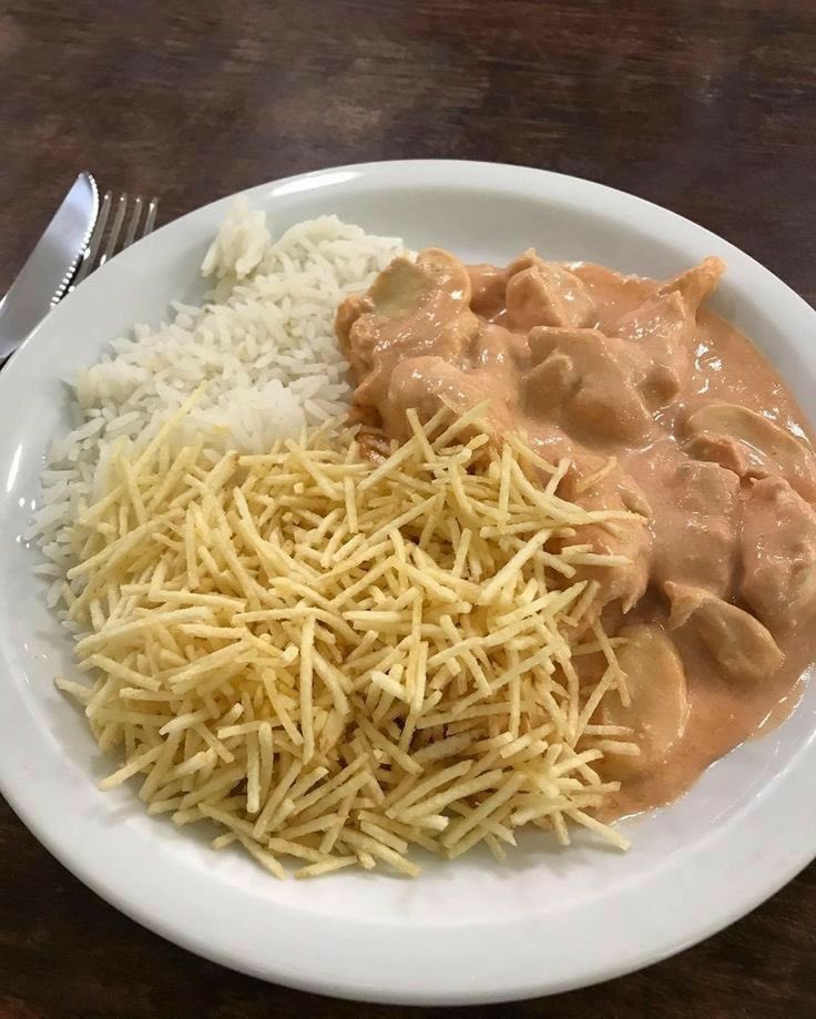sigoapaixonei's tweet photo. vocês preferem strogonoff de frango ou de carne? https://t.co/s2ztNHBb7C