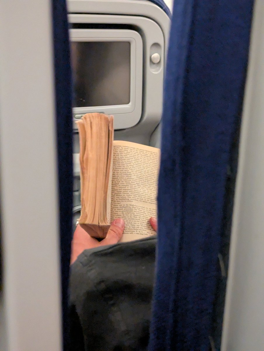 Wicccat's tweet photo. Avión a Frankfurt https://t.co/bSUxeM8nWS