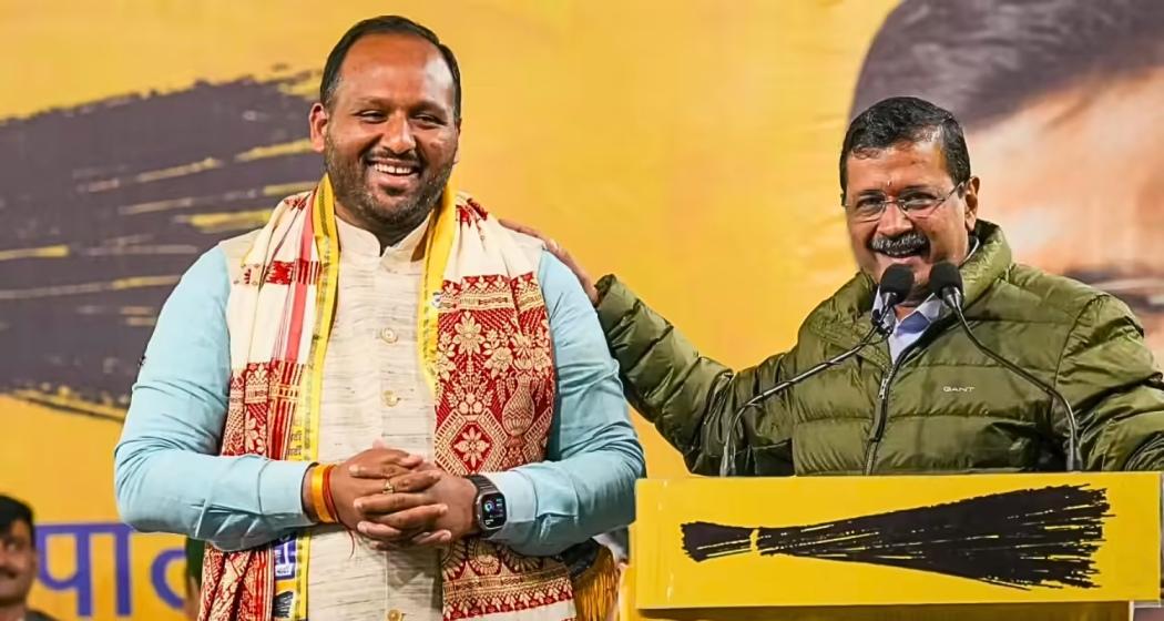 ipathak25's tweet photo. युद्ध नहीं जिनके जीवन में,
वे भी बड़े अभागे होंगे।
या तो प्रण को तोड़ा होगा,
या तो रण से भागे होंगे॥

दीपक का कुछ अर्थ नहीं है,
जब तक तम से नहीं लड़ेगा।
दिनकर नहीं प्रभा बाँटेगा,
जब तक नहीं स्वयं धधकेगा॥

  "अर्जुन सिसोदिया" https://t.co/wDVKZNQ4Qt