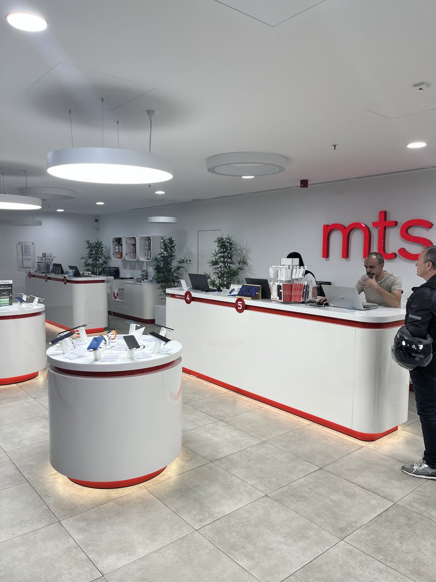 markomarinkovic's tweet photo. Cela poslovnica @mts Merkator, samo jedan čovek radi raskide ugovora, ostali blejaž. Državna firma nad državnim firmama. https://t.co/fdC1gI67Sq