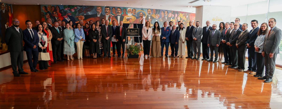 TFJAMexico's tweet photo. Agradecemos a la @AMDF4 la donación de la placa conmemorativa de los 90 Años del #TFJA.

A las y los integrantes de su Junta Nacional Directiva y de sus Academias les decimos que esa acción nos compromete aún más a trabajar para hacer posible el derecho de acceso a la #JusticiaAdministrativa.

#90AñosDeCompromisoSocial