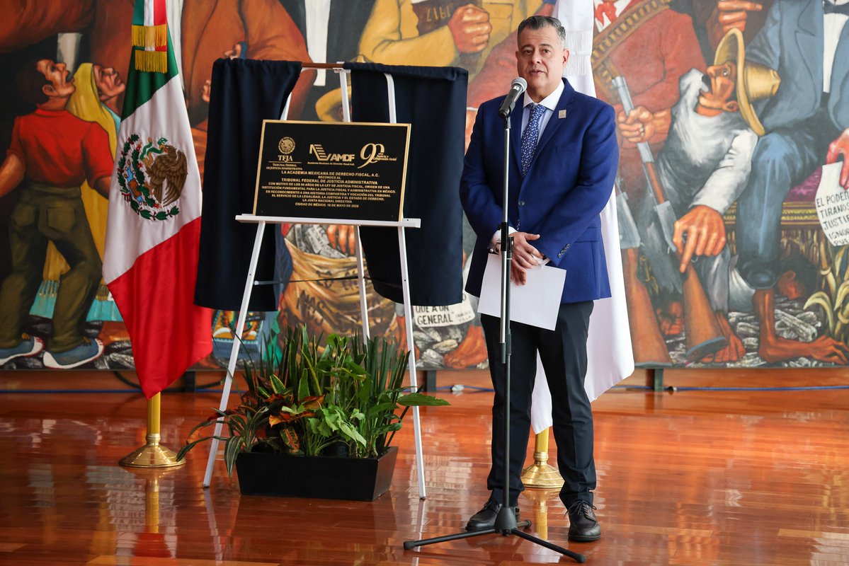 TFJAMexico's tweet photo. Agradecemos a la @AMDF4 la donación de la placa conmemorativa de los 90 Años del #TFJA.

A las y los integrantes de su Junta Nacional Directiva y de sus Academias les decimos que esa acción nos compromete aún más a trabajar para hacer posible el derecho de acceso a la #JusticiaAdministrativa.

#90AñosDeCompromisoSocial