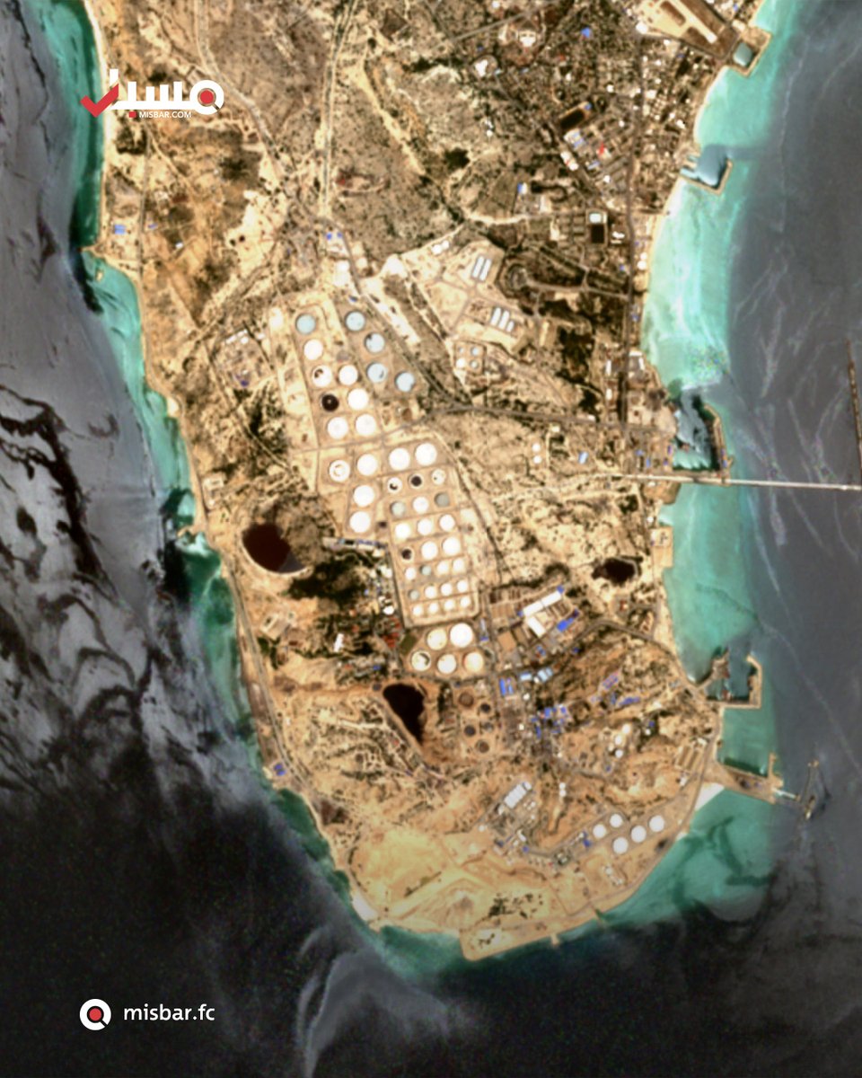 misbarfc's tweet photo. خريطة الأحداث | أظهرت صور حديثة من القمر الصناعي Sentinel-2 امتلاء خزانات النفط في جزيرة خرج الإيرانية.

وبحسب الصور الملتقطة يوم 16 مايو/أيار الجاري، فإن معظم خزانات النفط بدت ممتلئة بالكامل، مقارنة بالصور الملتقطة يومي 11 و6 من الشهر نفسه.

 كما أظهرت الصور استمرار غياب ناقلات النفط عن مرفأي الجزيرة، إذ كان آخر ظهور لها في السادس من مايو/أيار الجاري، بواقع ناقلتين عند المرفأ الشرقي وناقلة واحدة عند المرفأ الغربي.