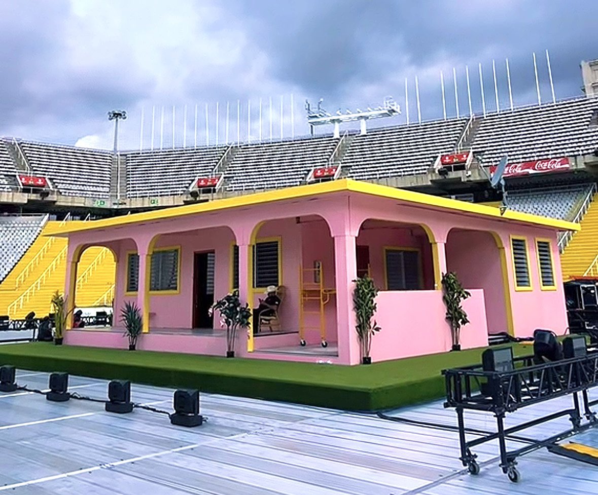 xaviespinosaa's tweet photo. Todo preparado en Montjuic para el concierto tan esperado de Bad Bunny en Barcelona. 

🏠 Viernes 22 y sábado 23 de mayo. La casita de los 'súper-VIP's' ya está casi montada, muy bonita, se termina el miércoles.

🔵🔴 En Puerto Rico estuvo LeBron James. Se espera a casi toda la plantilla del Barça, aunque no se sabe aún si irán al centro del estadio.

Habrá barra libre, sofás y televisores, exclusivamente para ellos.