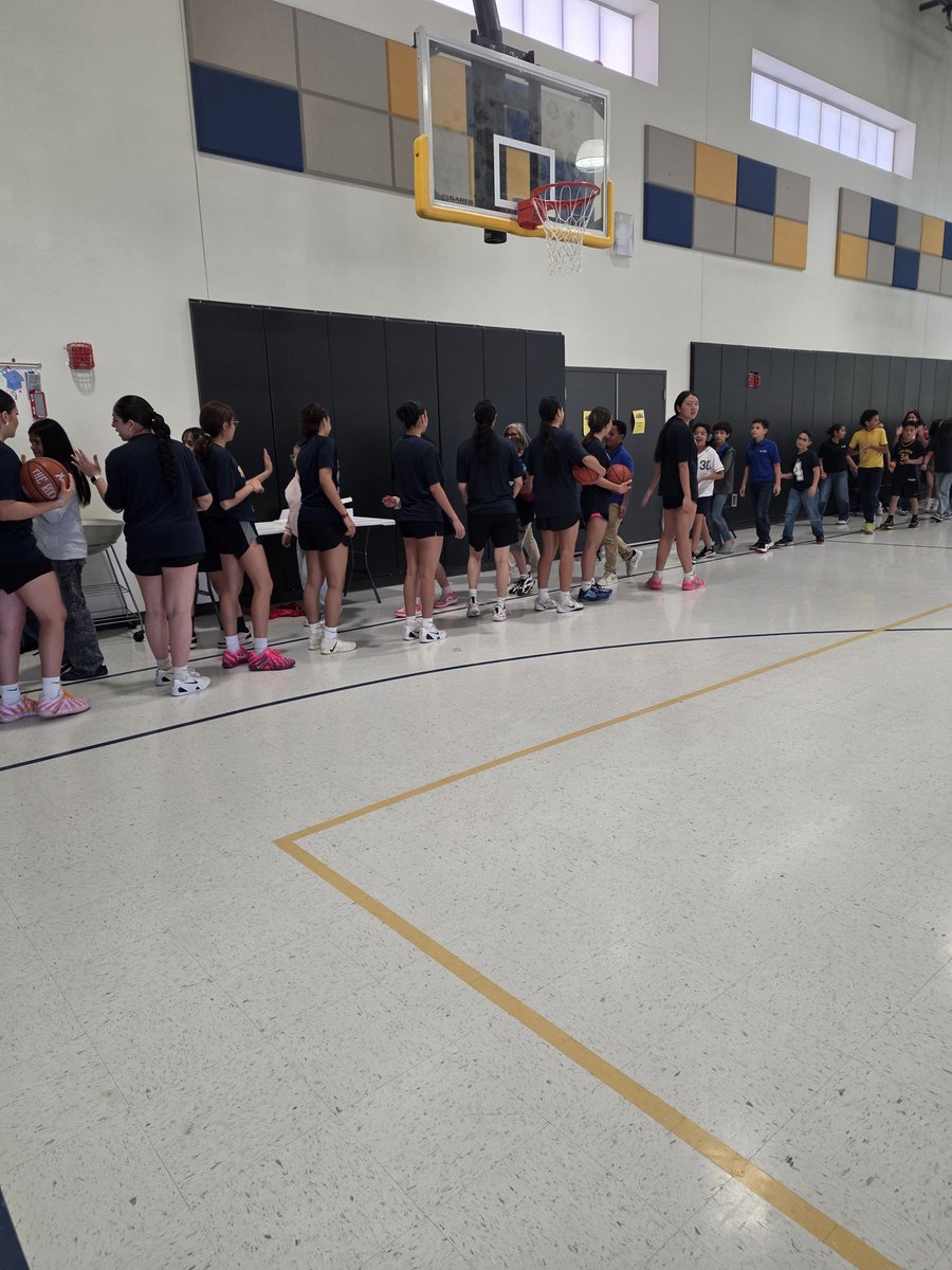 IFalk4's tweet photo. Thank you @Scotsdale_YISD for having @EastwoodGbb it was sommuch fun to interact with our future Troopers!!!! @RealRobRobledo @RudyMaciasEdu @EHSCoachLopez https://t.co/Qcs6Uhwaur