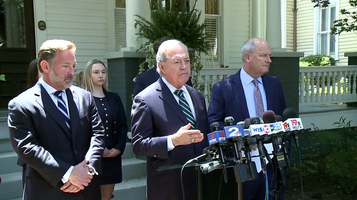 BrookeButlerTV's tweet photo. Attorneys for Alex Murdaugh announced a federal lawsuit Monday against former Colleton Co. Clerk of Court Becky Hill, accusing her of jury tampering &amp; violating Murdaugh’s right to a fair trial.

I'll have more tonight on @WJCLNews https://t.co/9OXmztMShZ