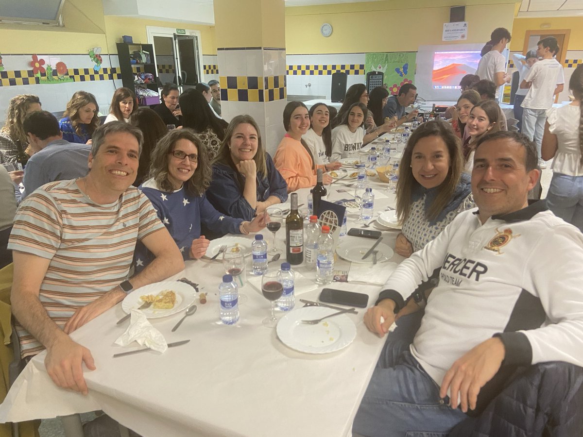 proydeburgos's tweet photo. CENA SOLIDARIA

El pasado viernes disfrutamos con nuestras familias de la cena solidaria, en la que todo lo recaudado irá destinado directamente a @FratelliProject. Los alumnos de 4ºESO fueron voluntarios, y además de montar el comedor, fueron los camareros en la cena.

@PROYDE https://t.co/i4JJzFZsMY