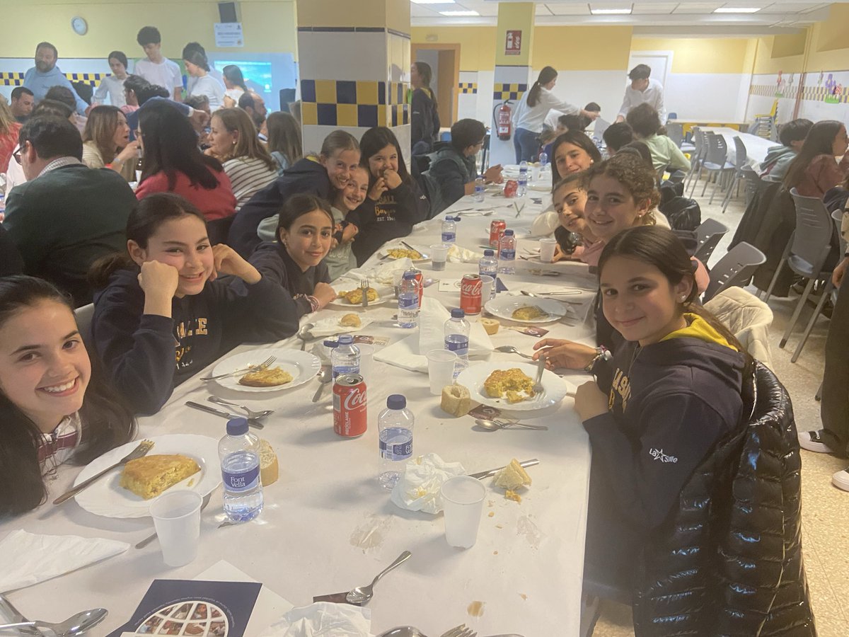 proydeburgos's tweet photo. CENA SOLIDARIA

El pasado viernes disfrutamos con nuestras familias de la cena solidaria, en la que todo lo recaudado irá destinado directamente a @FratelliProject. Los alumnos de 4ºESO fueron voluntarios, y además de montar el comedor, fueron los camareros en la cena.

@PROYDE https://t.co/i4JJzFZsMY