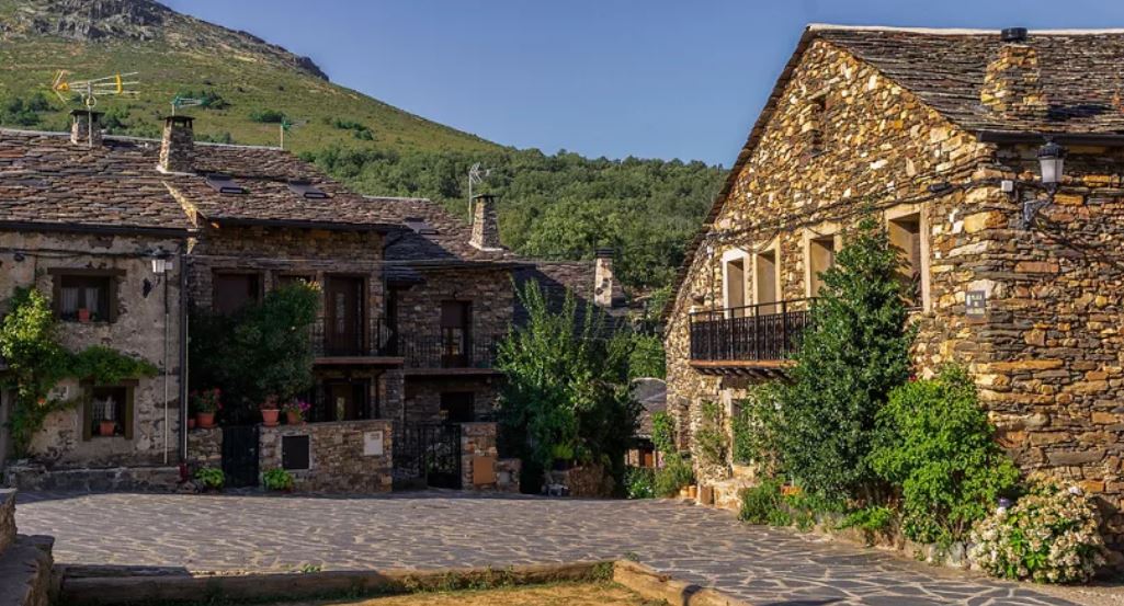 NuevaAlcarria's tweet photo. La Arquitectura Negra ya suma 12.500 búsquedas al mes en los buscadores de toda Europa https://t.co/I0Zk80x1pU #ArquitecturaNegra #GuadalajaraTurismo #TurismoRural #SierraNorteGuadalajara #Starlight #PueblosConEncanto  #TurismoSostenible #ViajesEspaña #EscapadaRural https://t.co/1jYpIEg4NR