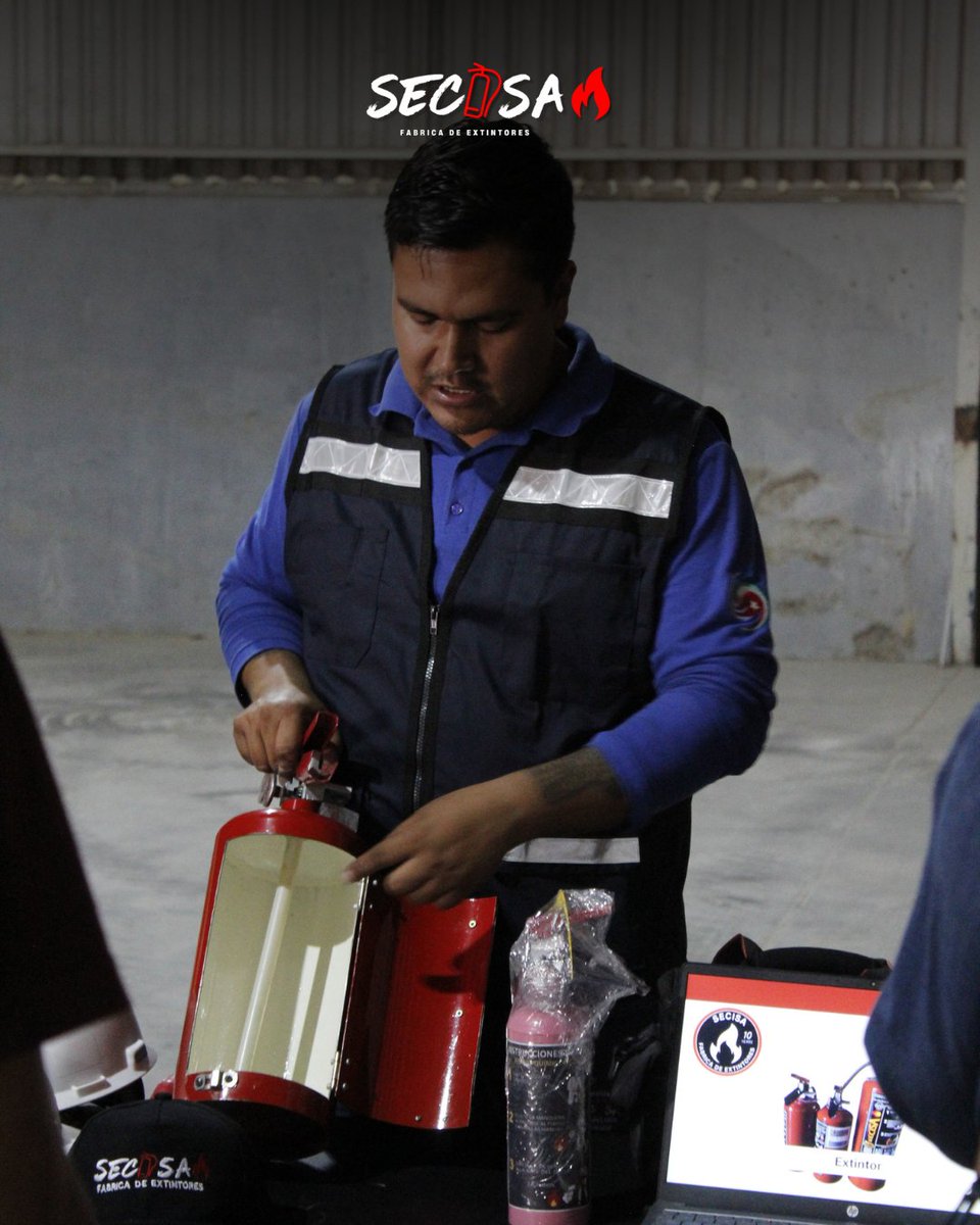 SecisaSLP's tweet photo. En SECISA capacitamos a tu equipo de trabajo directamente en tu empresa, para que sepan actuar correctamente ante incendios, evacuaciones y situaciones de riesgo. 🧯🚨

📲Escríbenos y cotiza tu capacitación al 4442791600 - 4442791601 - 4441313404!

#ProtecciónCivil #Extintores https://t.co/Xy5j6F2NxL