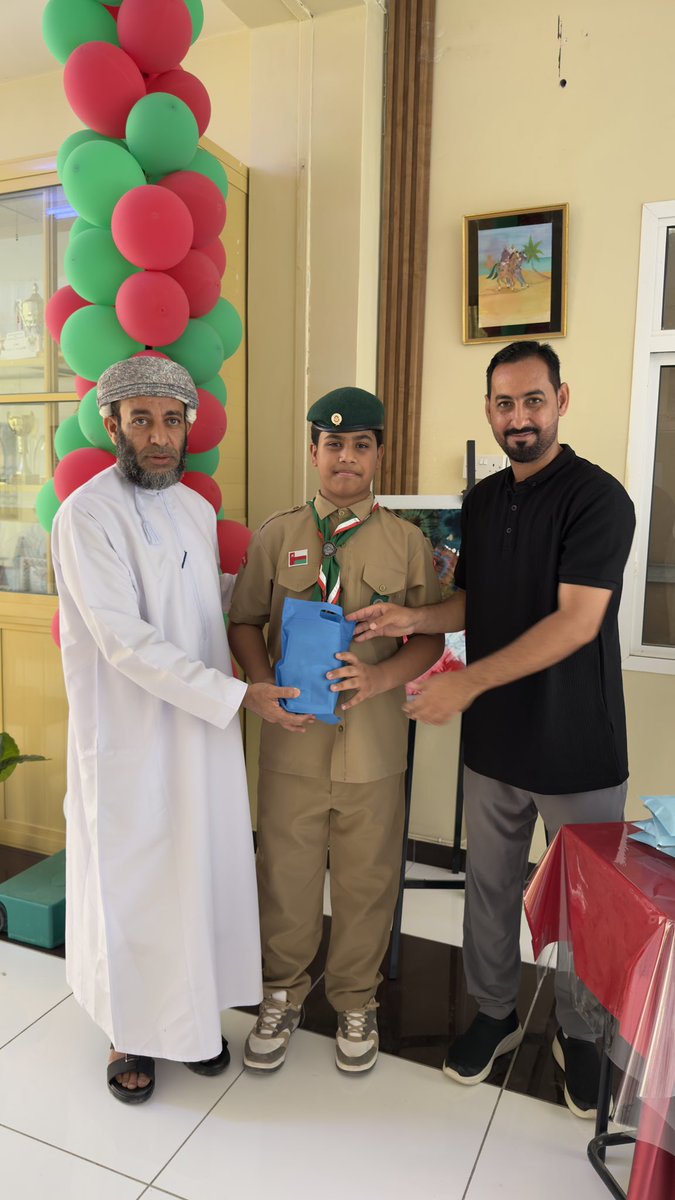 khalaf_school's tweet photo. كرم مدير المدرسة الأستاذ خالد الهنائي بمعية الأستاذ خالد اللويهي المشرف على جماعة الكشافة  طلاب الكشافة بالمدرسة  نظير جهودهم طوال العام الدراسي https://t.co/AWcVkM3J4k